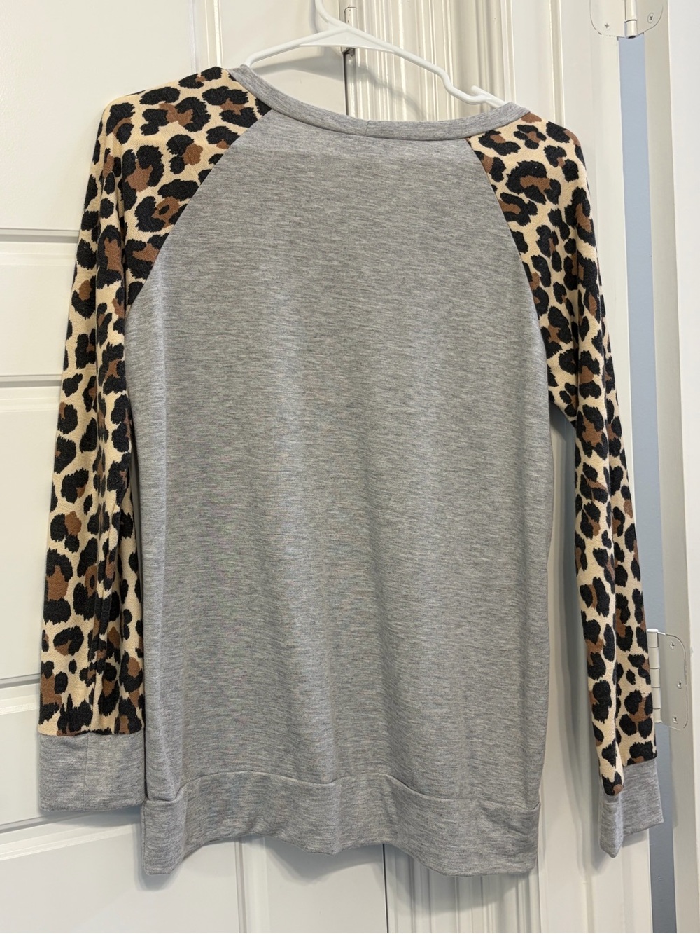 Leopard and gray pullover - Picture 2 of 3
